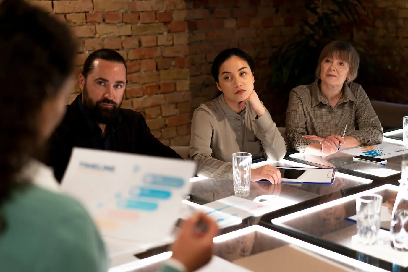 Уставшие люди допоздна трудятся в своем офисе.