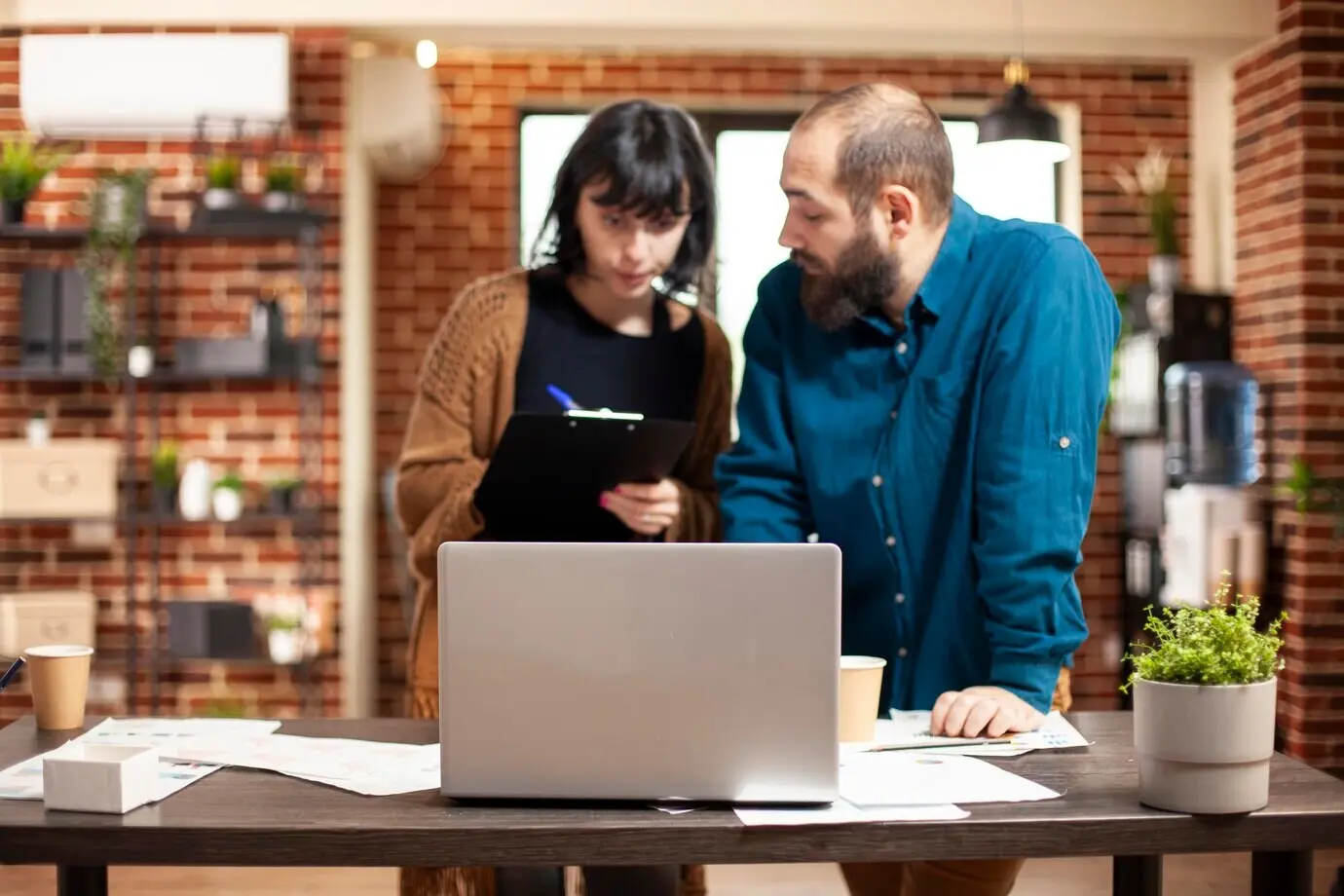 Коллеги обсуждают бизнес-цели.