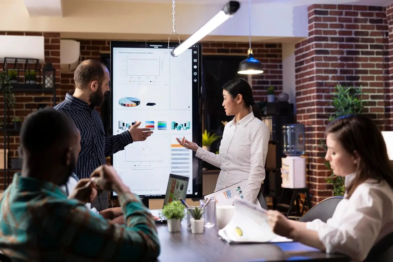 Команда анализирует маркетинговые стратегии на цифровом экране.