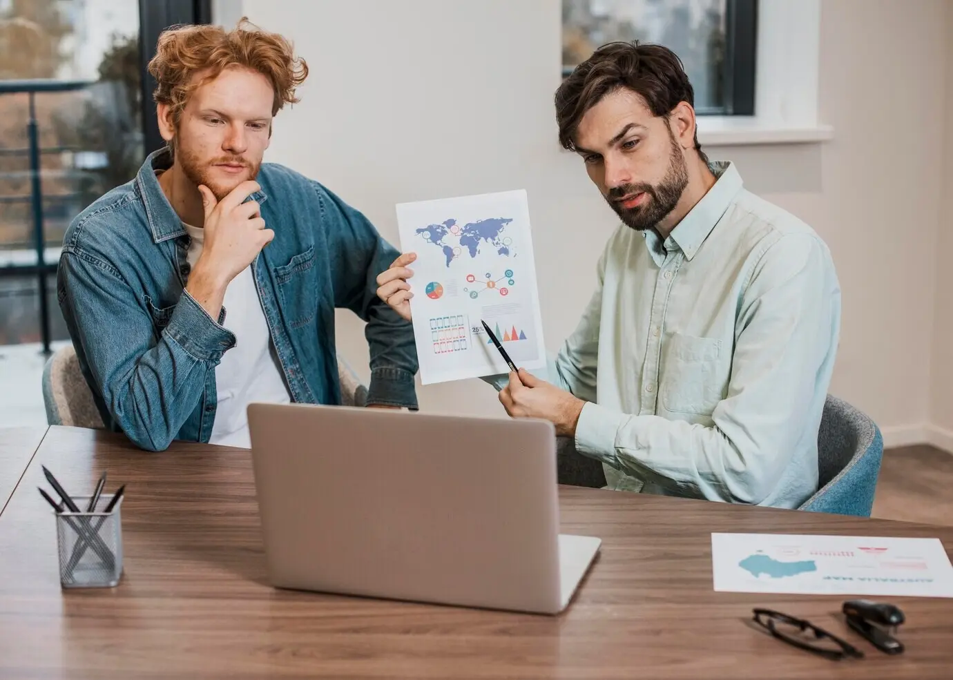 Коллеги по работе, работающие на ноутбуке